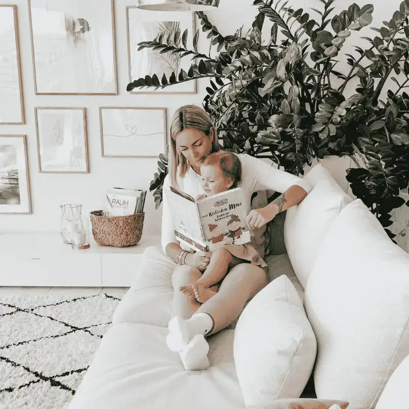 Eine Mutter liest ihrem Kind eine Peppa Wutz Geschichte vor