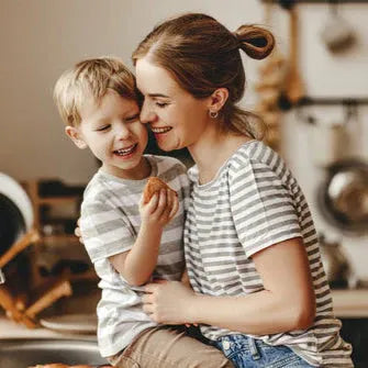 Mutter und Sohn albern liebevoll gemeinsam in der Küche herum