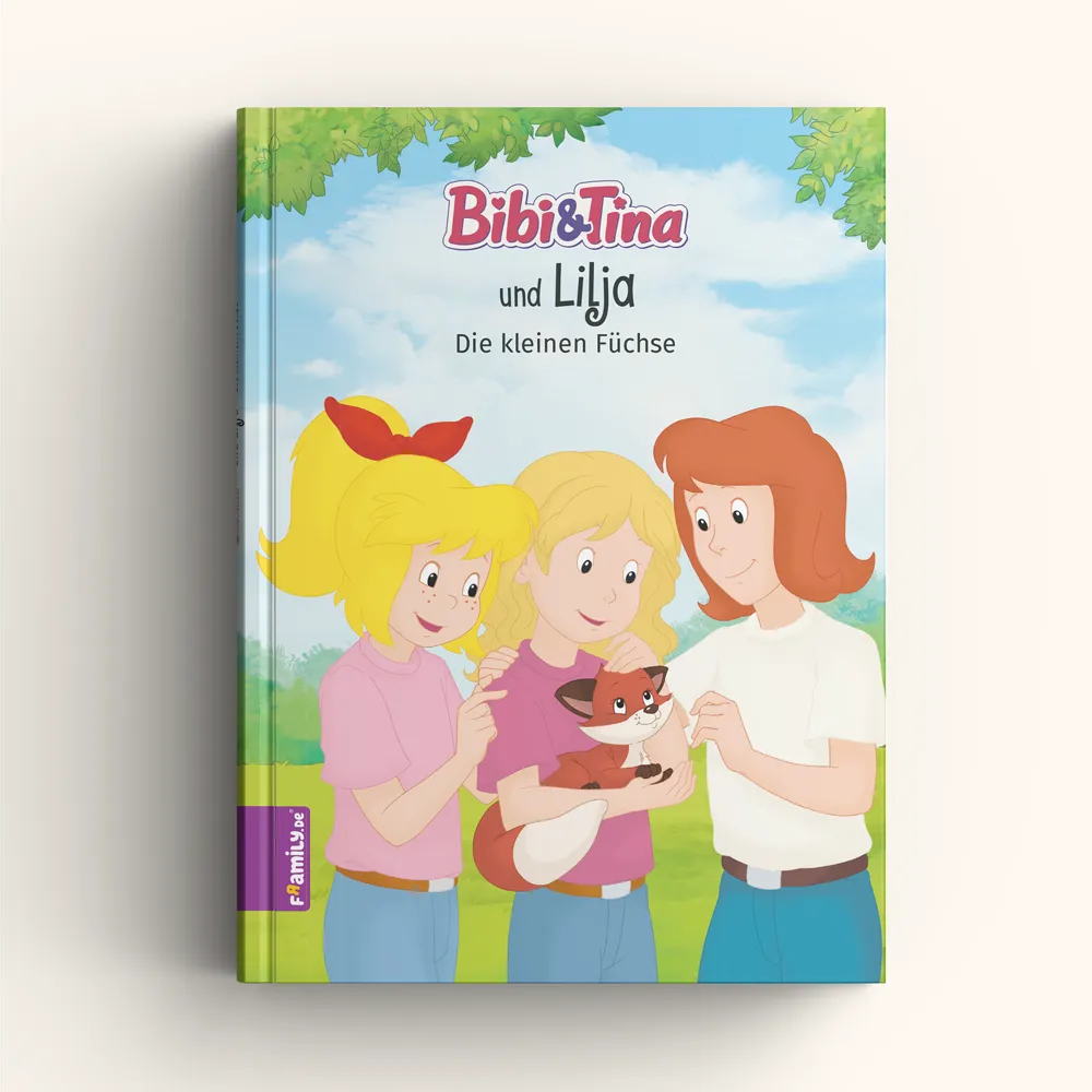 Das Cover vom personalisierten Kinderbuch "Bibi & Tina und Lilja - Die kleinen Füchse" zeigt Bibi, Tina und ein blondes Mädchen mit einem Fuchs unter freiem Himmel und Bäumen.