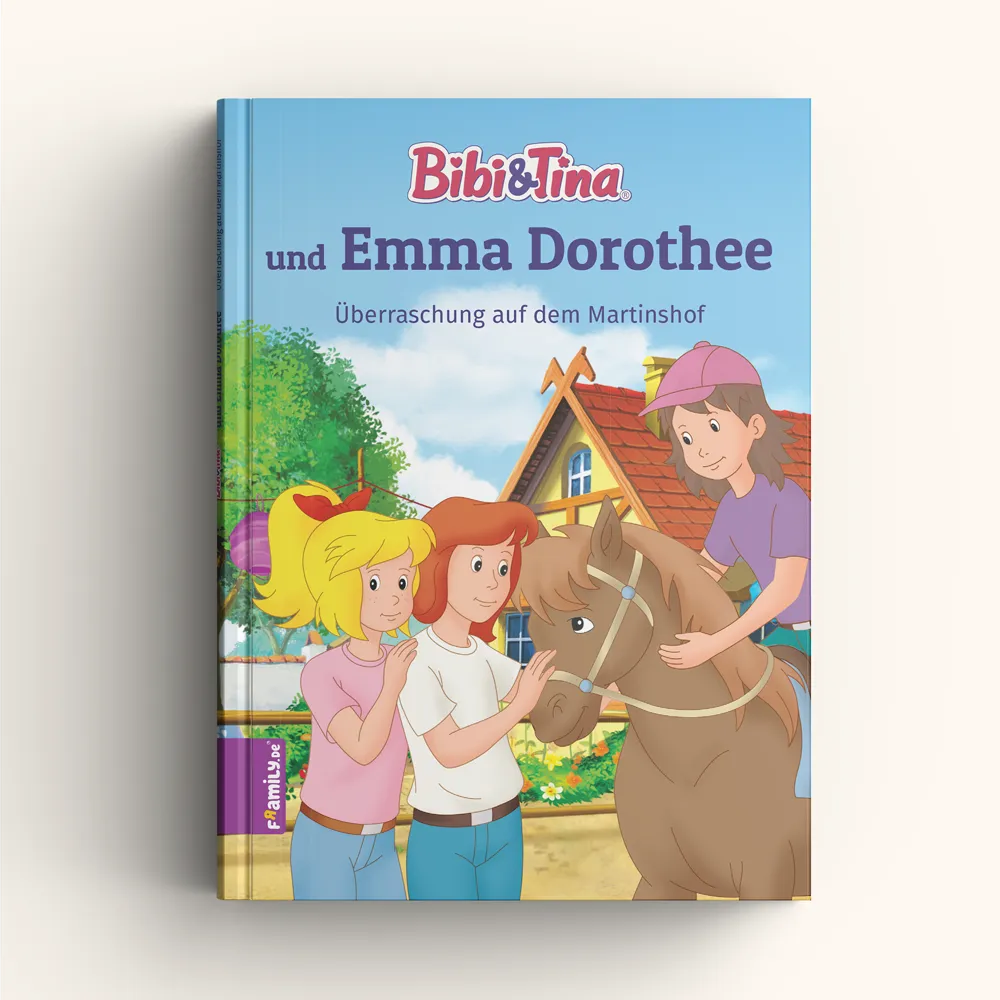Cover von "Bibi & Tina und Emma Dorothee - Überraschung auf dem Martinshof" von Framily, das Bibi, Tina sowie ein braunhaariges Mädchen auf einem braunen Pferd bei einem Bauernhof zeigt.