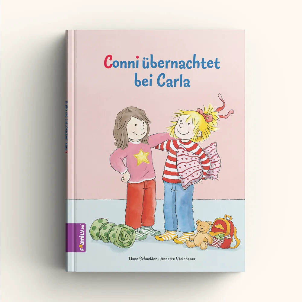 Cover des personalisierten Kinderbuchs Conni und du von Framily: Conni und ein Mädchen halten sich im Arm und lächeln. Neben ihnen liegen Kissen, Teddybär und Rucksack.