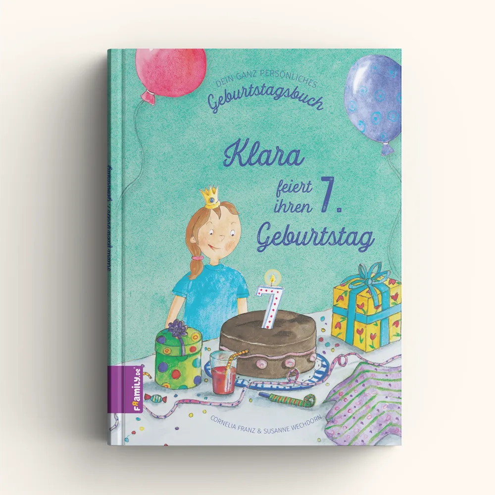 Das Cover von Dein Geburtstagsbuch von Framily zeigt ein lächelndes Mädchen mit einer Krone, einen Schokoladenkuchen mit einer Kerze Nummer 7, Geschenke, Luftballons und festliche Dekorationen. Der Titel lautet "Klara feiert ihren 7. Geburtstag.