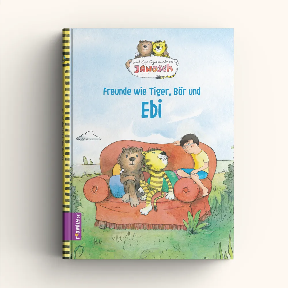 Das Buch "Janosch - Tiger & Bär und Ebi" von Framily hat ein verspieltes Cover mit einem Jungen, dem Tiger und Bär auf einer roten Couch unter einem blauen Himmel - perfekt als personalisiertes Kinderbuch.
