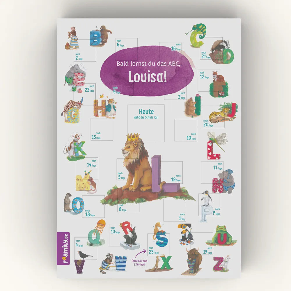 Der Framily ABC Countdown-Schulstart-Kalender zeigt Buchstabentieren für jeden Buchstaben. In der Mitte sitzt ein gekrönter Löwe auf einem lila L, darüber steht in einem Kreis „Bald lernst du das ABC, Louisa!“.