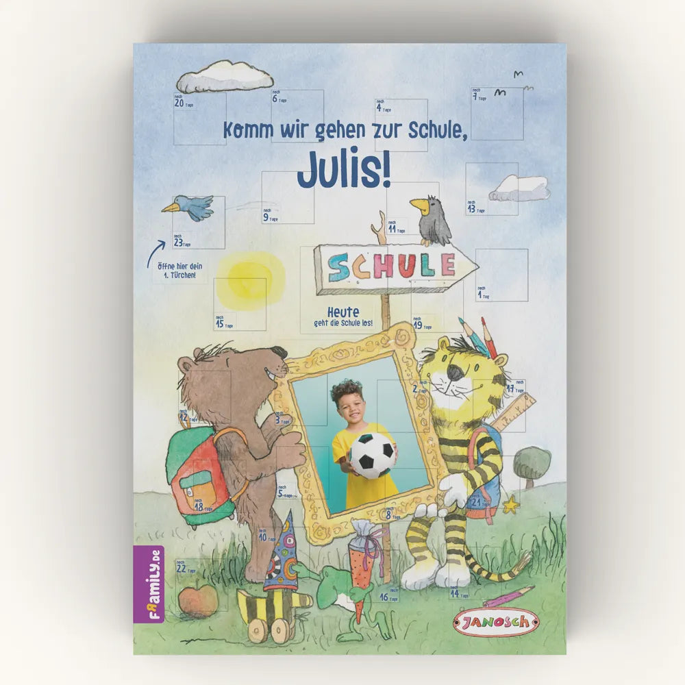 Der Framily Janosch Countdown-Schulstart-Kalender zeigt den Bären und Tiger mit Schulsachen und umrahmt das Foto eines Kindes . Die Überschrift lautet: "Komm wir gehen zur Schule, Julis!", perfekt zum Schulanfang.