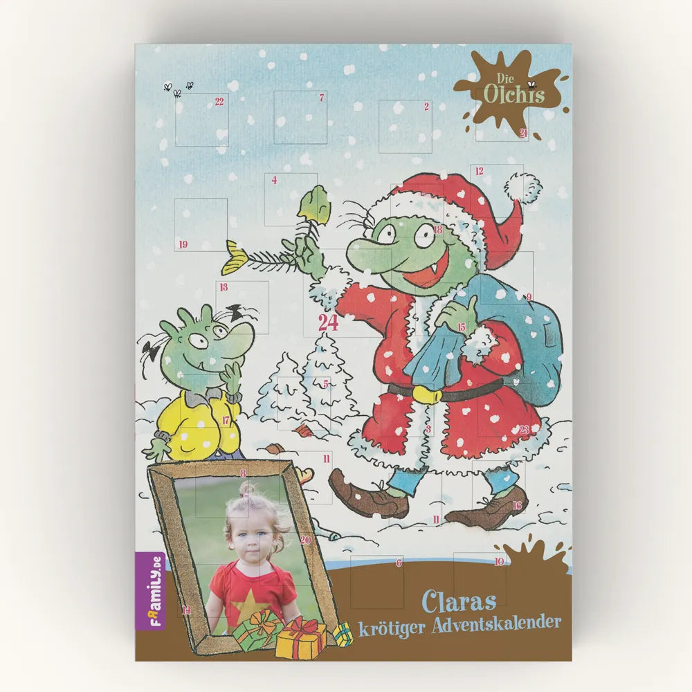 Der personalisierte Adventskalender zeigt einen Olchi als Weihnachtsmann verkleidet in einer verschneiten Landschaft. Im Vordergrund ist ein Foto eines Mädchens mit dem Titel "Claras krötiger Adventskalender".