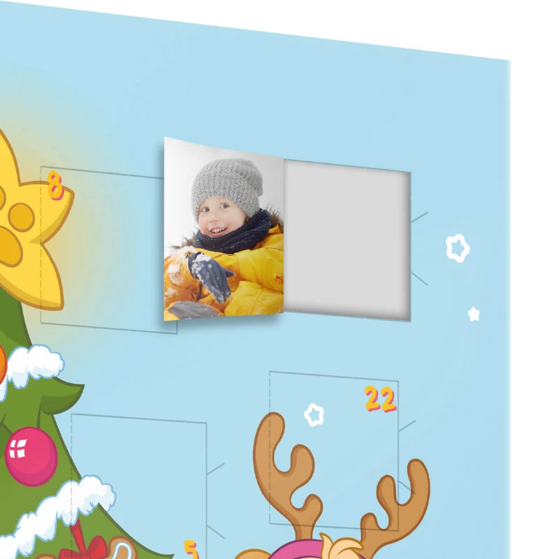 Die Nahaufnahme eines geöffneten Framily Adventskalender-Türchens mit personalisiertem Foto eines lächelnden Kindes auf der Innenseite der Tür.
