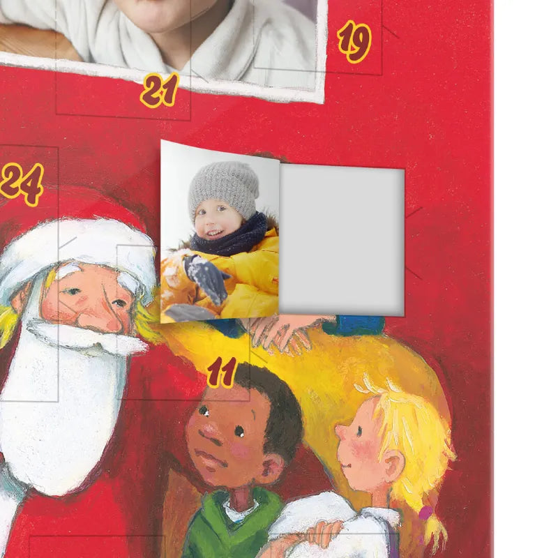 Die Nahaufnahme eines geöffneten Framily Adventskalender-Türchens mit personalisiertem Foto eines lächelnden Kindes auf der Innenseite der Tür.