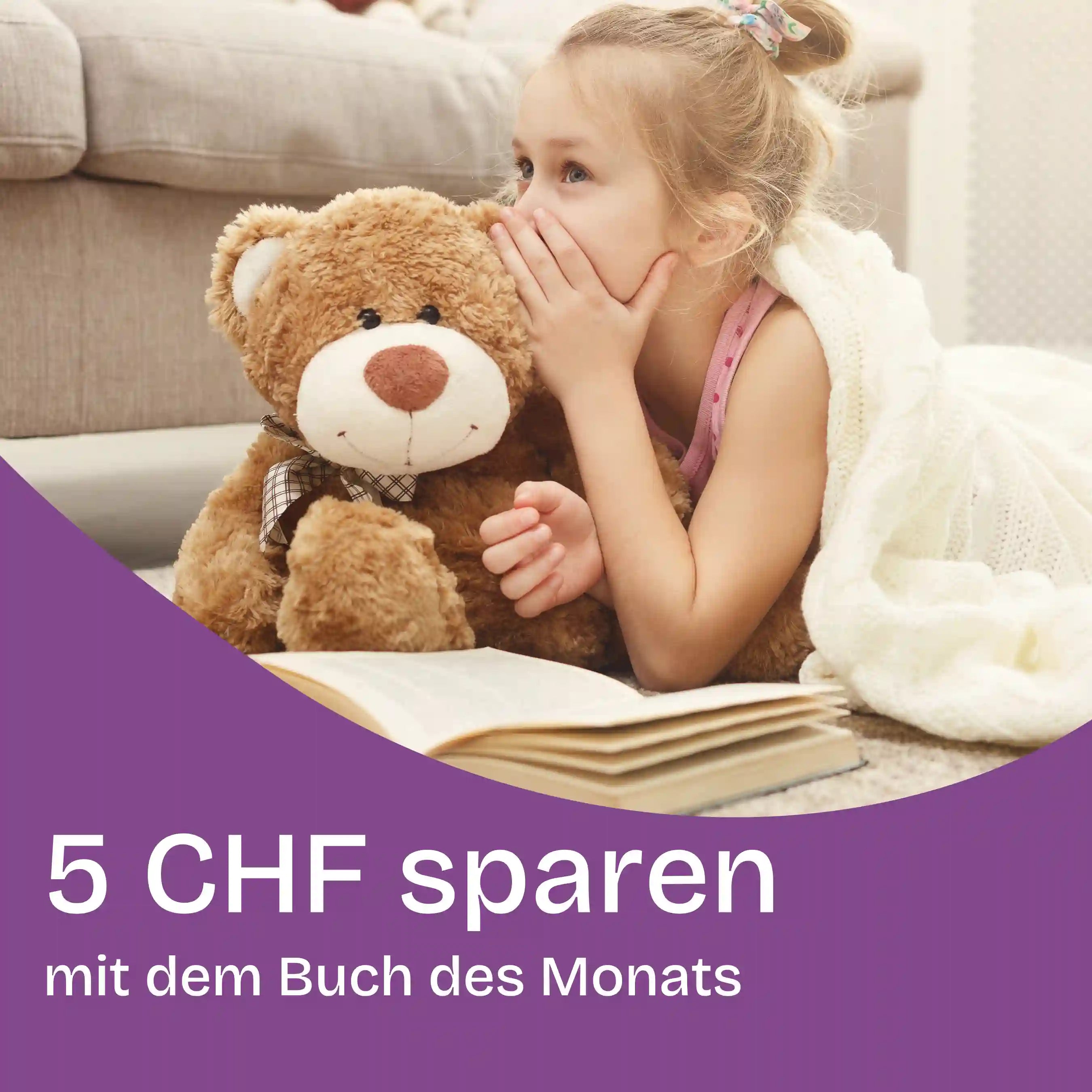 Mädchen flüstert Teddybär ins Ohr: 5 CHF sparen mit dem Buch des Monats