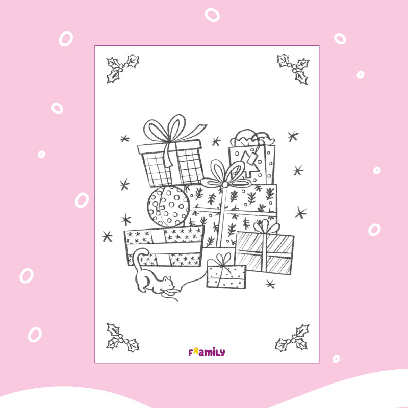 Ausmalbild zum kostenlosen Download: Eine Malvorlage mit einem Stapel von Geschenkboxen mit Schleifen, einer verspielten Katze mit einem Garnball und Stechpalmenverzierungen in den Ecken.