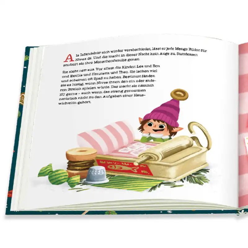 Die aufgeschlagene Seite des Wichtel-Foto-Buchs zeigt einen Wichtel mit lila Hut neben seinem Bett aus einer Sardinenbüchse.