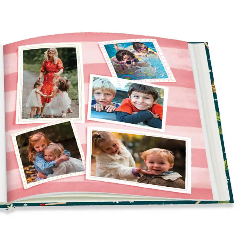 Ein aufgeschlagene Seite aus dem Wichtelbuch mit fünf fröhlichen Fotos von Kindern und Erwachsenen, die lächeln, im Freien spielen, sich umarmen und schwimmen - ganz individuell gestaltbar.