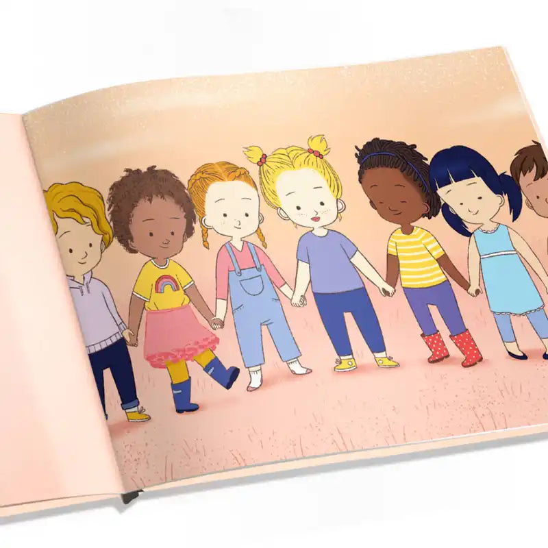 Aufgeschlagene Seite aus dem Buch "Weil du das Größte für mich bist": Sechs fröhliche Kinder in bunter Kleidung stehen auf rosafarbenem Boden vor hellem Hintergrund, halten Händchen und lächeln.