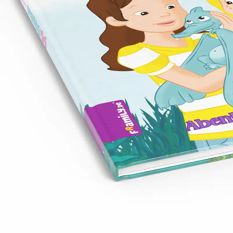 Eine Nahaufnahme eines Kinderbuchs von Framily mit dem Titel "Bibi Blocksberg und du" zeigt ein lächelndes Mädchen in einem gelb-weiß gestreiften Hemd, das einen blauen Dino in der Hand hält und die jungen Leser zu einem spannenden Dino-Abenteuer in diesem personalisierten Buch einlädt.