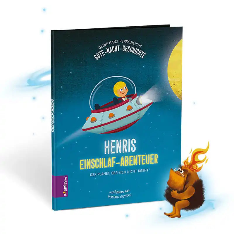 Das Kinderbuch "Dein Weltraum-Einschlaf-Abenteuer" von Framily zeigt ein lächelndes Kind in einem UFO in der Nähe des Mondes, unter einem Sternenhimmel. Ein feuriges Wesen mit Kopf deutet auf ein spannendes Weltraum-Abenteuer vor dem Schlafengehen hin.