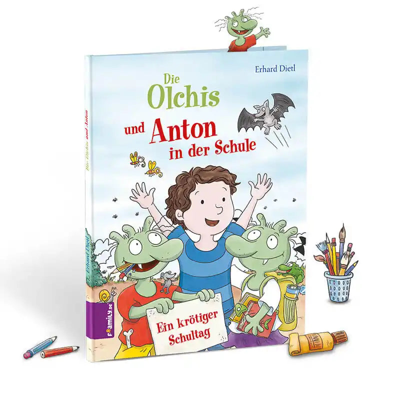 Das Kinderbuch "Die Olchis und du in der Schule" von Framily zeigt einen lächelnden Jungen, zwei freundliche Olchi-Kinder und eine Fledermaus über ihnen, alle umgeben von Schulsachen für einen aufregenden Schultag.