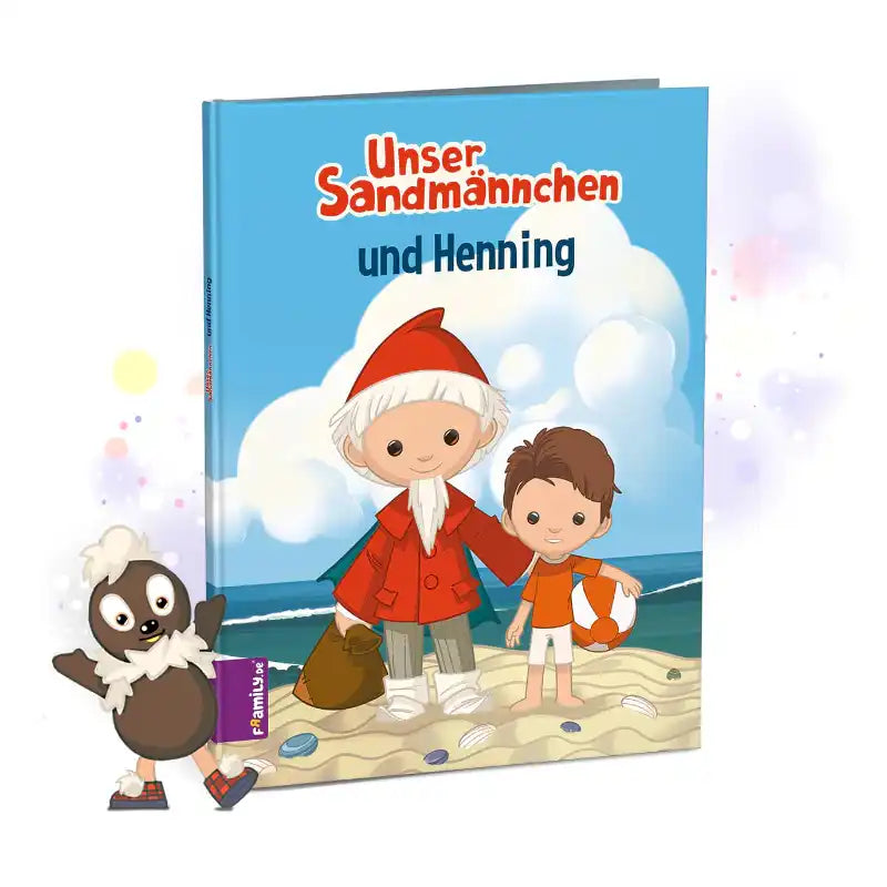 Das Buchcover von Framily's "Das Sandmännchen und du" zeigt das Sandmännchen in Rot und ein Kind am Strand, mit einem winkenden Vogel in der Ecke, Muscheln in der Nähe und dem Märchenland als Hintergrund.