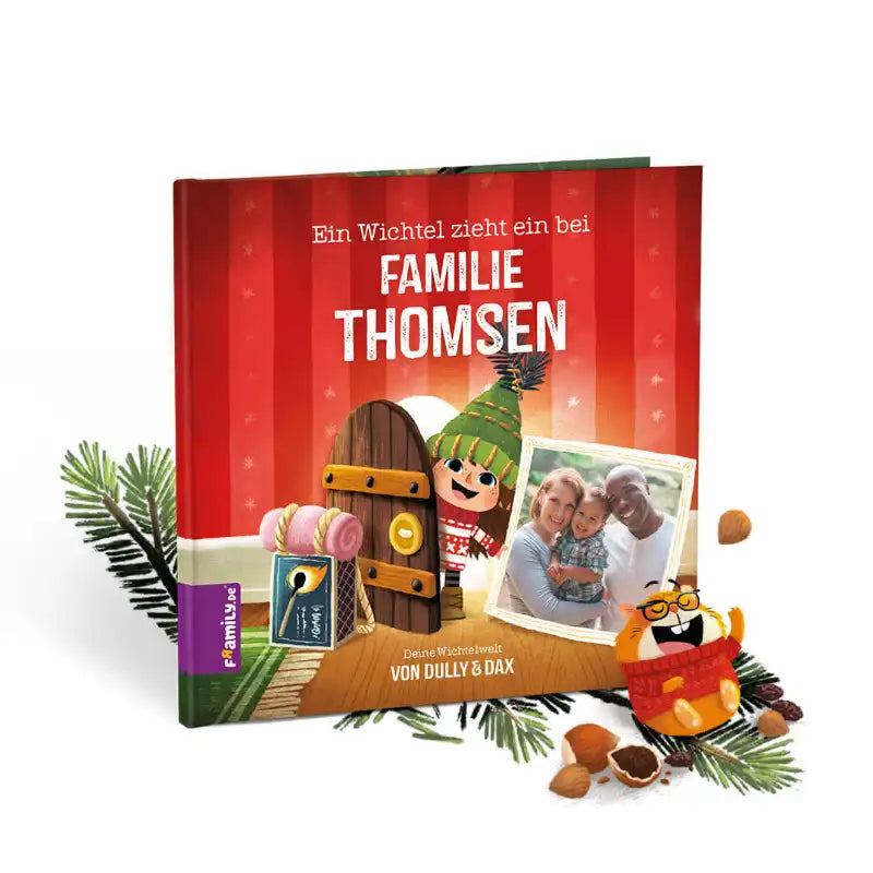 Dein Wichtel-Foto-Buch von Framily ist ein Kinderbuch mit einem weihnachtlichen Cover, auf dem ein Wichtel aus einer Tür schaut und das Familienfoto daneben platziert ist.