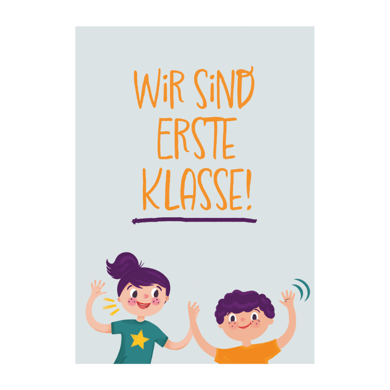 Die Grußkarte "Wir sind erste Klasse!" von Framily zeigt zwei lachende Cartoon-Kinder unter dem Schriftzug"Wir sind erste Klasse!" - eine fröhliche Karte, ideal für Schulanfänger zum ersten Schultag.