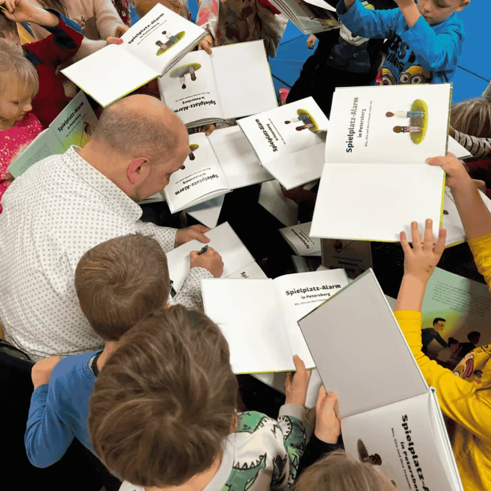Bürgermeister signiert jede Menge Bücher Spielplatz-Alarm in Petersberg