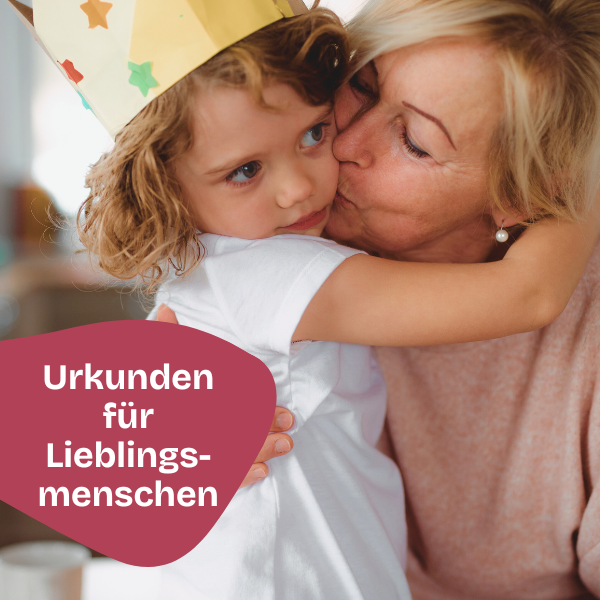 Eine Frau mit einer Papierkrone umarmt und küsst ein aufmerksames kleines Kind. Der deutsche Text auf dem Bild lautet: "Urkunden für Lieblingsmenschen, die besondere Bindungen feiern".
