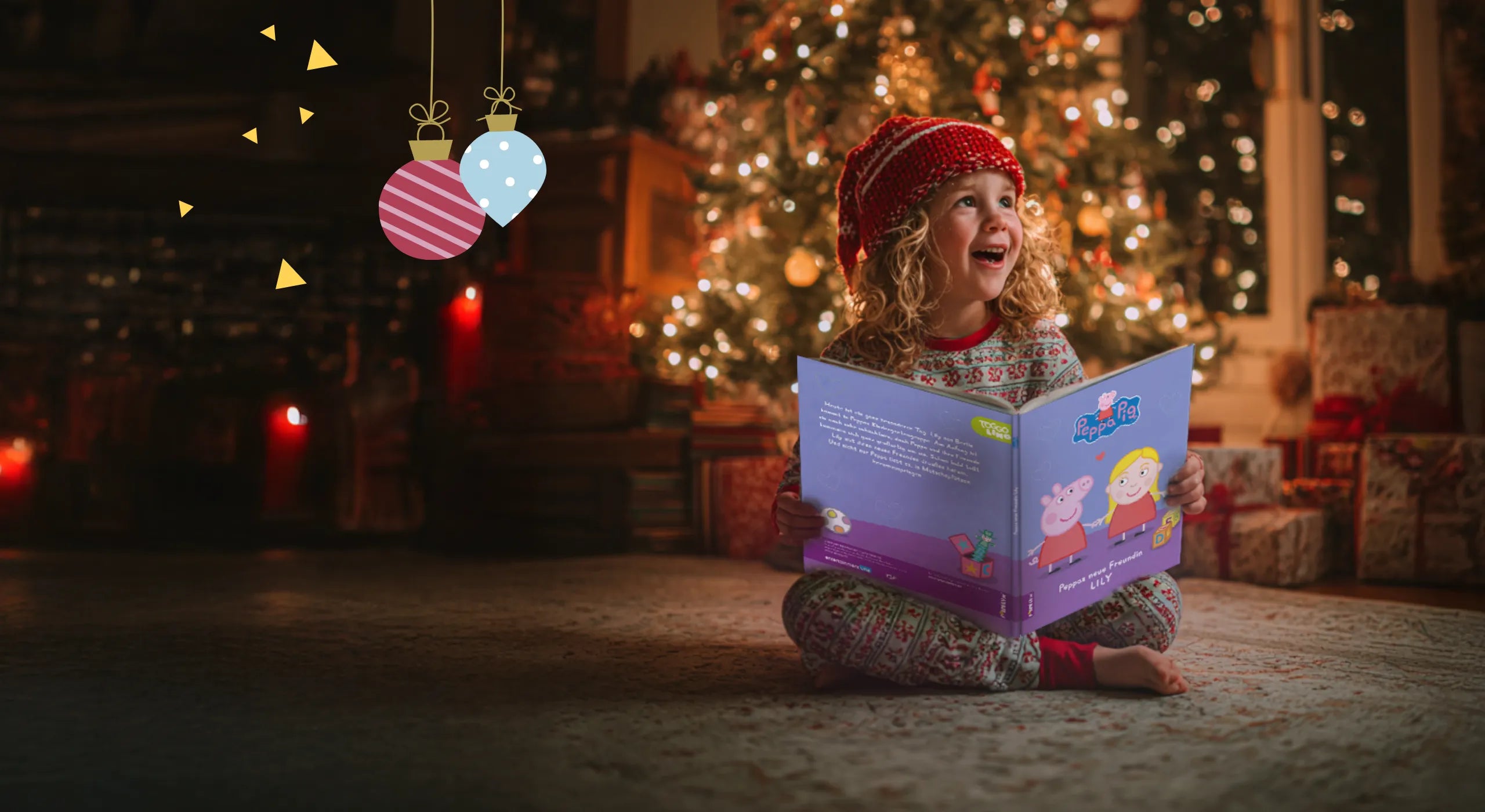 Fröhliches Mädchen unter dem Weihnachtsbaum mit Geschenken, liest ihr personalisiertes „Peppa Pig“-Buch.