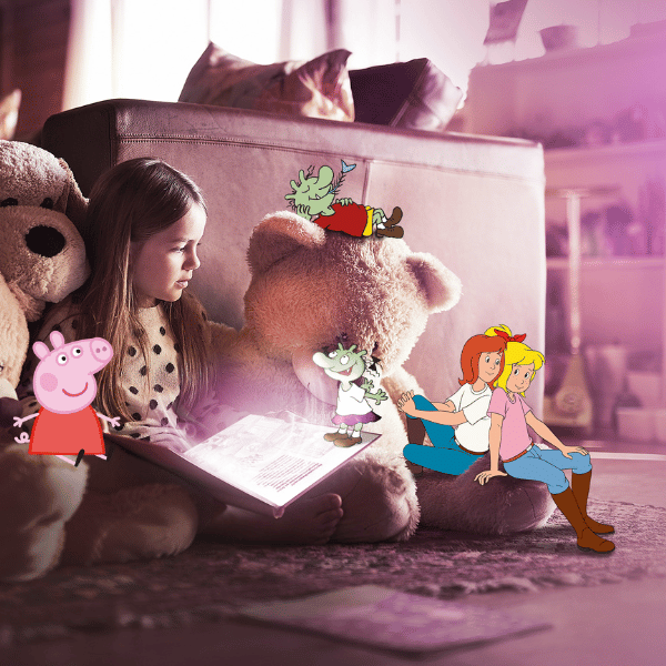 Ein junges Mädchen sitzt auf dem Boden und liest ein Buch, umgeben von großen Stofftieren und dem digital hinzugefügten Peppa Pig, in einem gemütlichen, sonnendurchfluteten Raum.