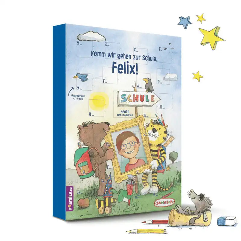 Der Janosch Countdown-Schulstart-Kalender von Framily zeigt einen Bären und einen Tiger, die einen Rahmen um ein lächelndes Kind halten, mit einer bunten Schulszene dahinter. Perfekt für den Schulanfang.