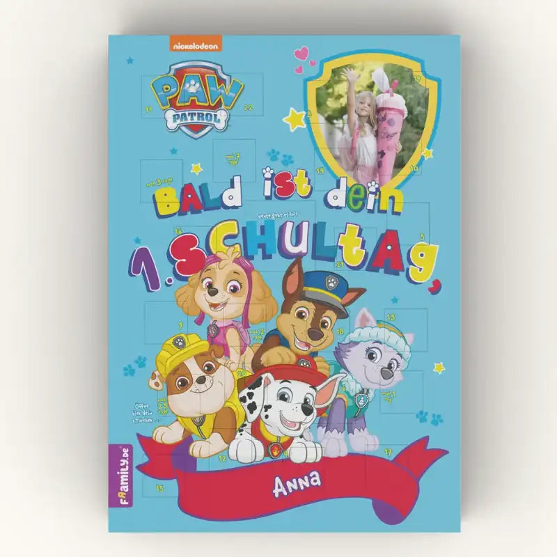 Der Framily PAW Patrol Countdown-Schulstart-Kalender zeigt die PAW Patrol, den Text "Bald ist dein 1. Schultag, Anna" und ein Foto eines lächelnden Mädchens, das ein Einhorn-Spielzeug hält.