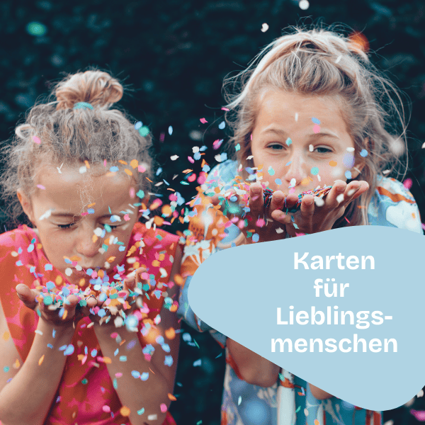 Zwei Kinder mit hellem Haar blasen buntes Konfetti aus ihren Händen in die Kamera. Eine blaue Form im Vordergrund mit dem deutschen Text Karten für Lieblingsmenschen verleiht dem Bild eine festliche Note.