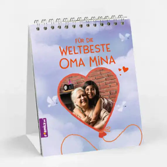 Der Framily-Tischkalender "Für die weltbeste Oma" mit Spiralbindung zeigt ein herzförmiges Foto einer älteren Frau, die ein junges Mädchen umarmt - ein einzigartiges und perfektes Geschenk für Oma Mina.