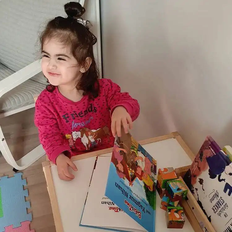 Mädchen schlägt das Buch Bibi und Tina und Yagmur Nihan auf