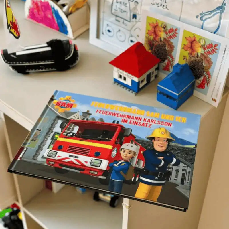 Personalisiertes Feuerwehrmann Sam Buch liegt auf einem Regal