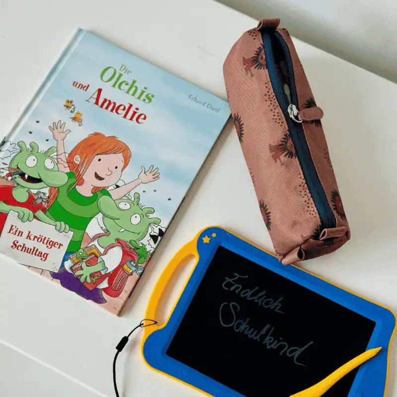 Buch von den Olchis mit einer Federtasche und einer Tafel