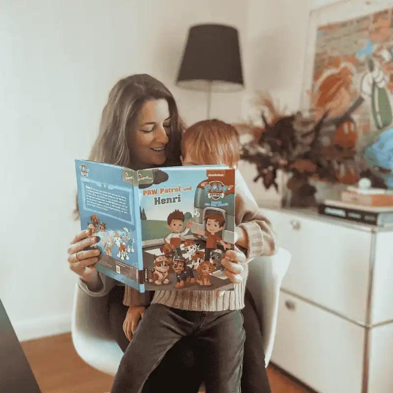 Eine Mama liest ihrem Sohn ein personalisiertes Paw Patrol Buch vor