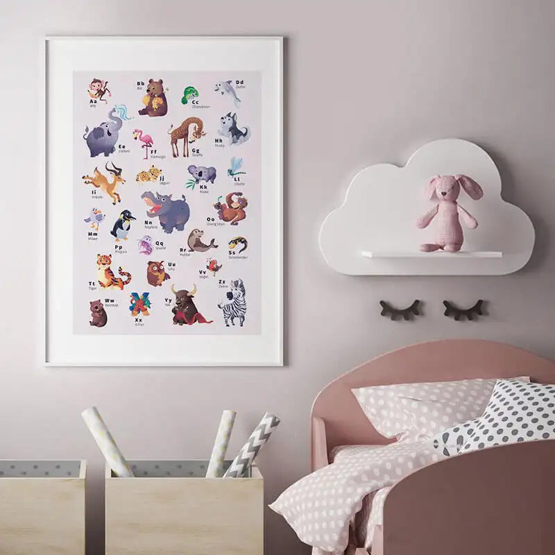 Ein Kinderzimmer mit einem pastellrosa Bett, gepunkteter Bettwäsche, einem Wolkenregal mit einem rosa Hasen und dem Framily Tier-ABC Poster an der Wand über hölzernen Aufbewahrungsboxen.
