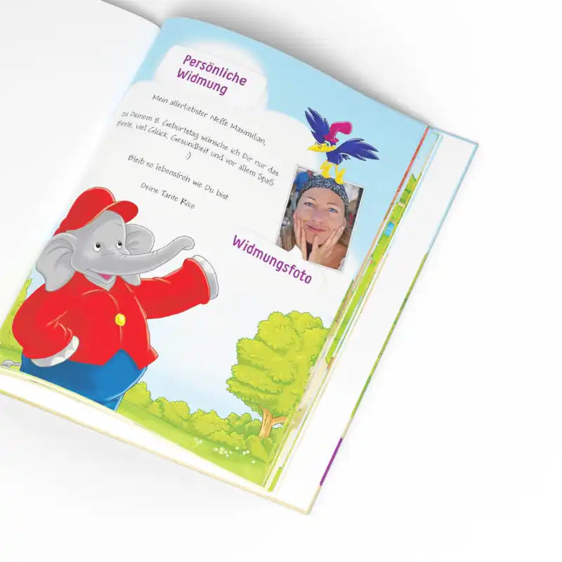 Personalisierte Widmungsseite mit persönlichem Foto. Benjamin Blümchen ist vor einem wolkigen Himmel ebenfalls auf der Seite abgebildet.