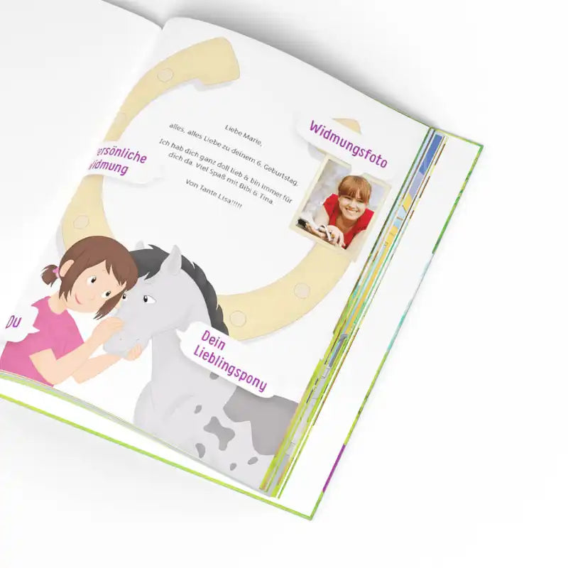 Personalisierte Widmungsseite mit Foto eines Kindes. Die Widmung steht in einem Hufeisen und das personalisierte Kind mit Lieblingspony ist ebenfalls abgebildet.