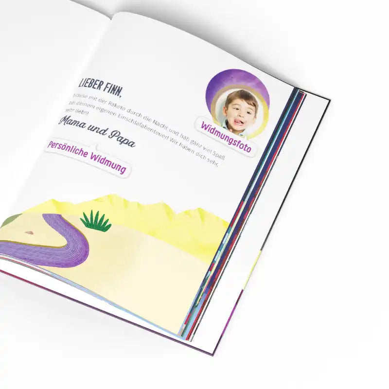 Personalisierte Widmung mit Foto eines Kindes vor einer Wüstenlandschaft aus dem Buch "Dein Weltraum-Einschlaf-Abenteuer" von Framily.