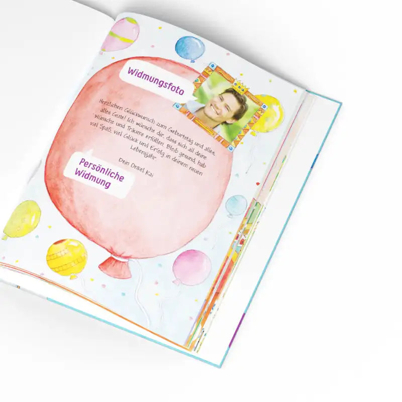 Dein Geburtstagsbuch von Framily ist mit lebhaften Ballonmotiven und einem Platz für das Foto Ihres Kindes ausgestattet. Im Inneren eines großen roten Ballons ist Platz für "Widmungsfoto" und "Persönliche Widmung" - ideal für jede Geburtstagsfeier.