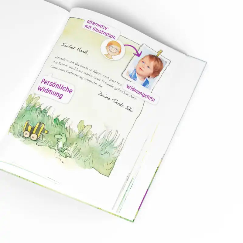 Personalisierter Widmungstext im Buch "Janosch - Tiger & Bär und du " von Framily. Der Widmungstext ist auf einer grünen Wiese mit Tigerente dargestellt. Daneben ein Widmungsfoto von einem Kind.