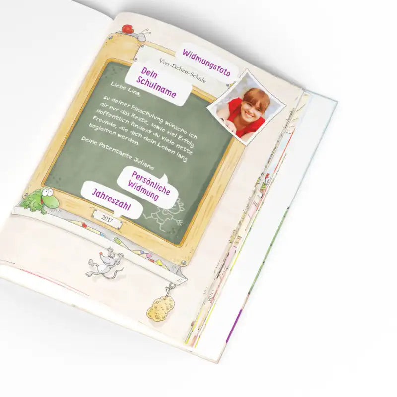 Personalisierte Widmung im Buch, "Die Olchis und du in der Schule" von Framily. Die Widmung wird auf einer Kreidetafel dargestellt und ein persönliches Foto ist ergänzt.