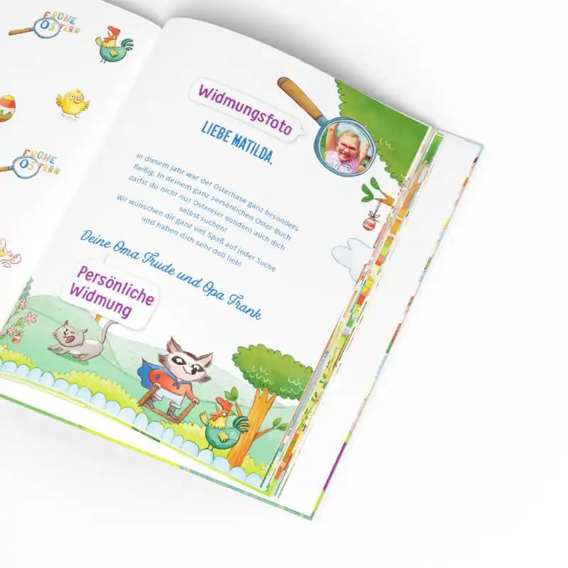 Personalisierte Widmungsseite mit Foto eines Kindes in einer Lupe. Im Hintergrund ist ein Garten mit Katze und Waschbär abgebildet.