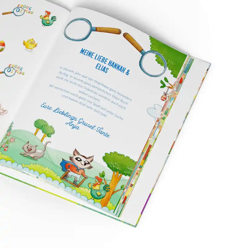 Personalisierter Widmungtext des Osterwimelbuches in Gartenlandschaft mit Waschbär und Katze sowie zwei Lupen für Fotos.