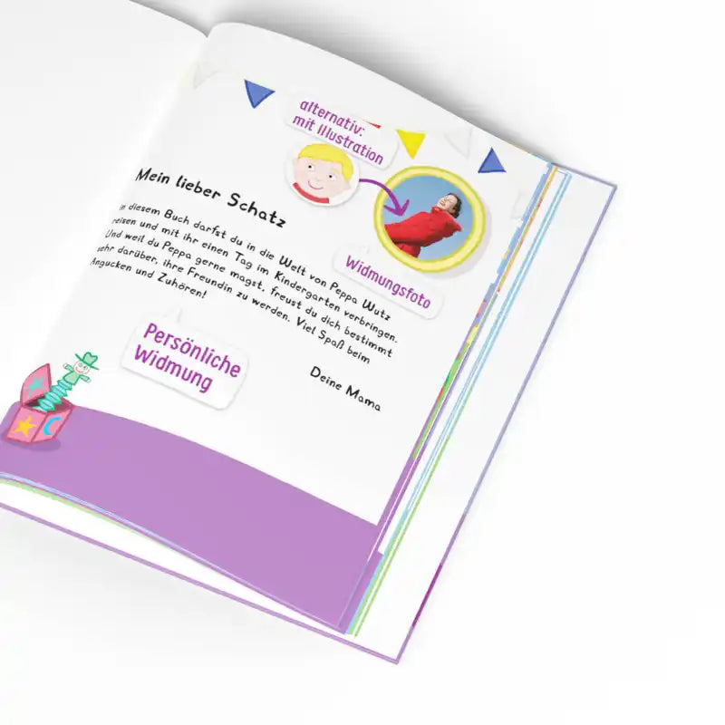 Personalisierte Widmungsseite mit Foto eines Kindes (alternativ: Illustration). Oben ist eine bunte Wimpelkette und unten lila Fußboden mit einem Spielstein abgebildet.