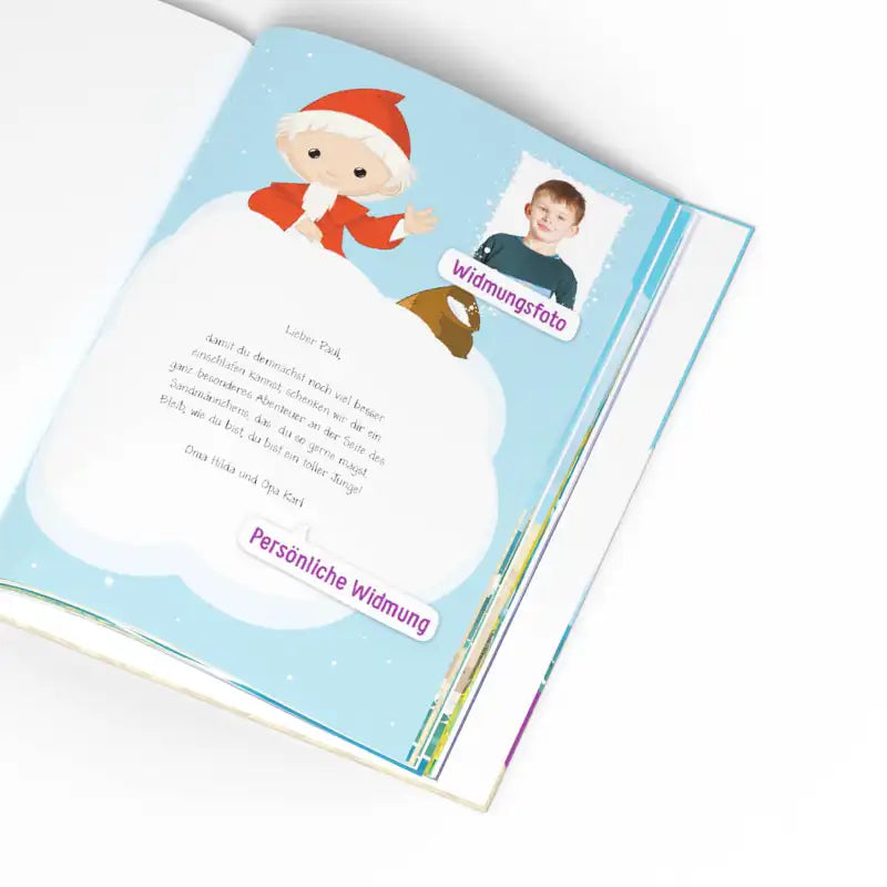 Aufgeschlagenes Kinderbuch "Das Sandmännchen und du" von Framily mit Sandmännchen in roter Farbe, deutschem Text, einem Foto eines Jungen mit der Aufschrift Widmungsfoto und einem rosa Etikett "Persönliche Widmung" auf hellblauem Hintergrund.