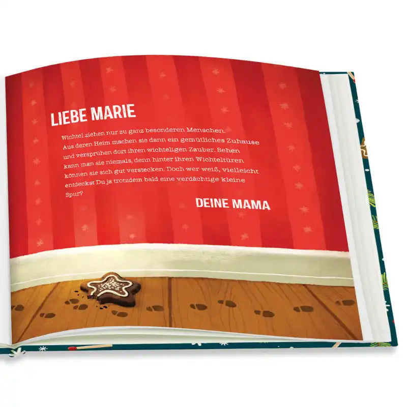 Personalisierte Widmungsseite im Wichtel-Foto-Buch mit persönlichem Text, Anrede und Absender. Der Text ist vor einer roten Wand dargestellt und dem Fußboden zeichnen sich Fußspuren des Wichtels ab.