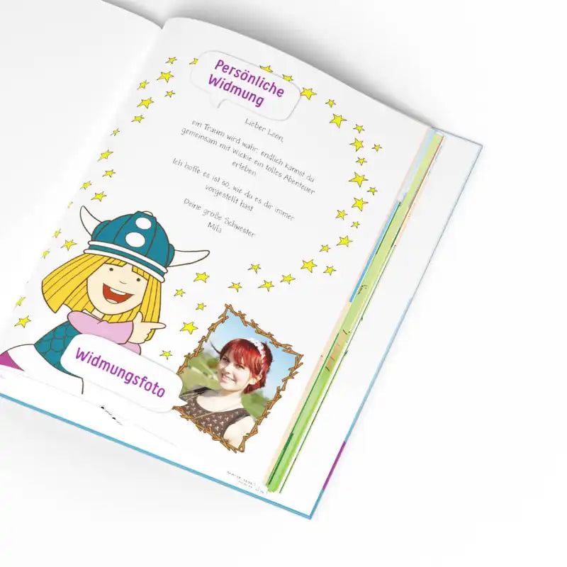 Persönliche Widmungsseite aus dem Buch "Wickie und du", Wickie zeigt auf das Foto eines Kindes, der Widmungstext wird von Sternen eingerahmt.