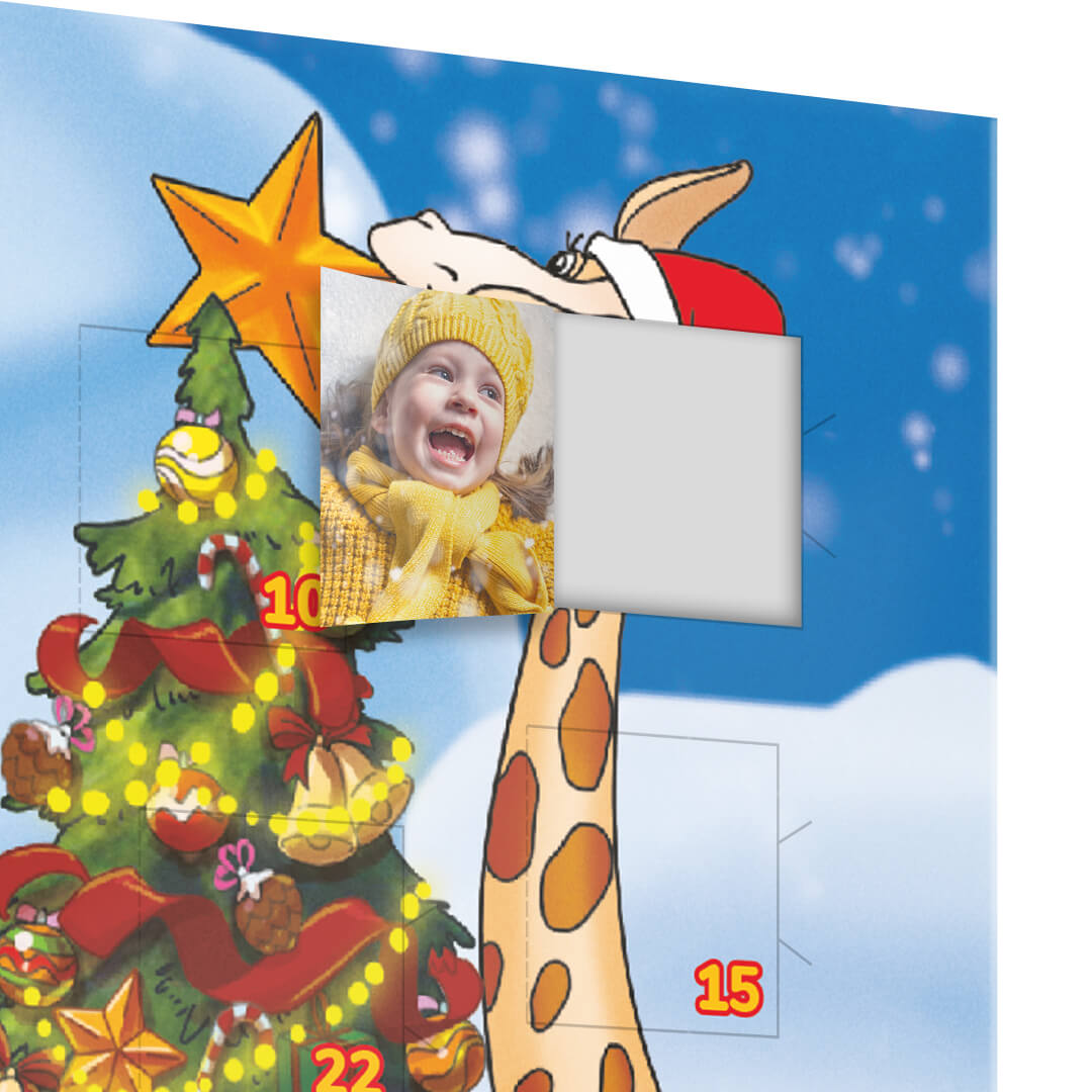 Die Nahaufnahme eines geöffneten Benjamin Blümchen Adventskalender-Türchens mit personalisiertem Foto eines lächelnden Kindes auf der Innenseite der Tür.