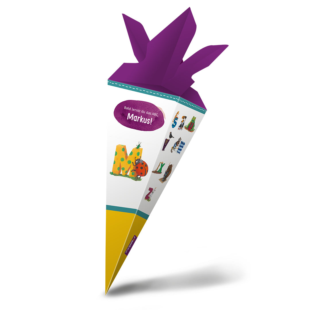 Die Framily ABC Mini-Schultüte ist eine farbenfrohe, kegelförmige Schultüte für den Schulanfang. Auf der Vorderseite ist der Buchstabe M mit einem Marienkäfer für Markus abgebildet, auf den anderen Seiten bunte Tiere.